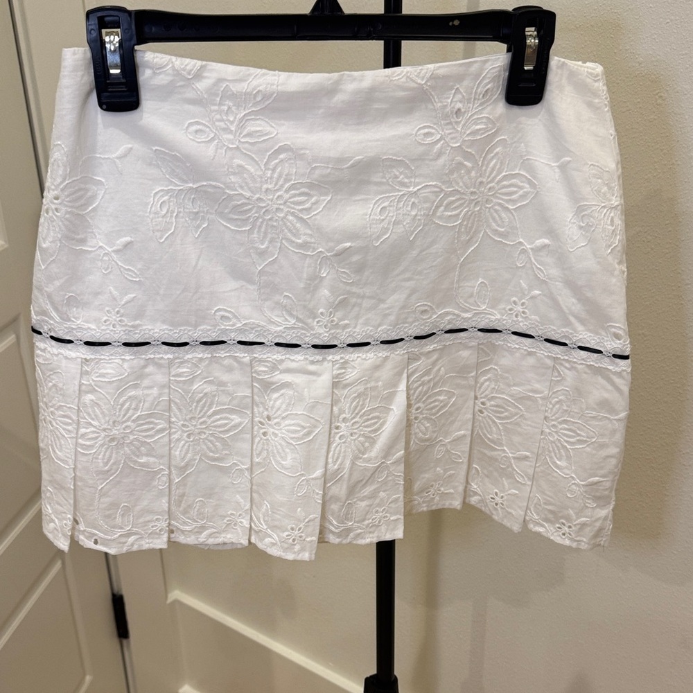 Chic White Floral Women's Mini Skirt